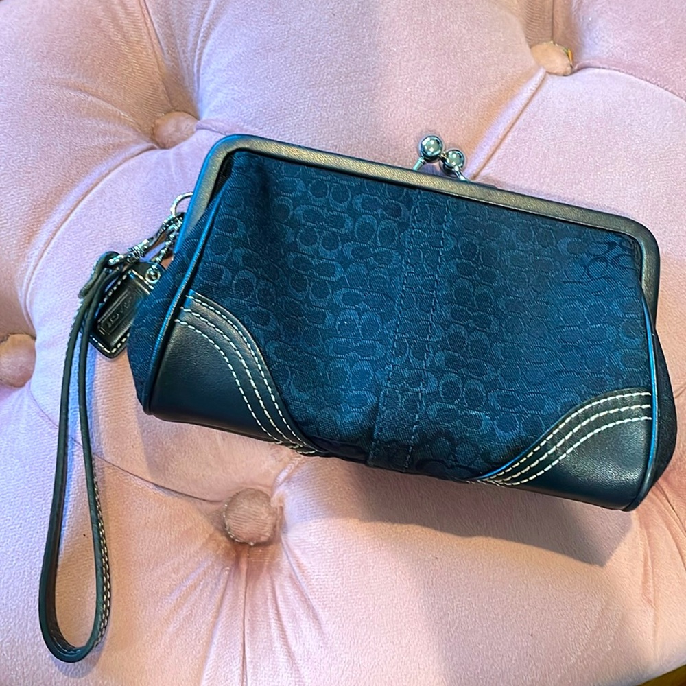 EUC Black Coach logo CC kiss lock